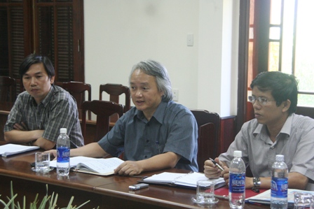 Bùn[-]vừa[-]được[-]vét[-]dưới[-]lòng[-]sông[-]lại[-]được[-]đổ[-]trở[-]lại[-]xuống[-]sông